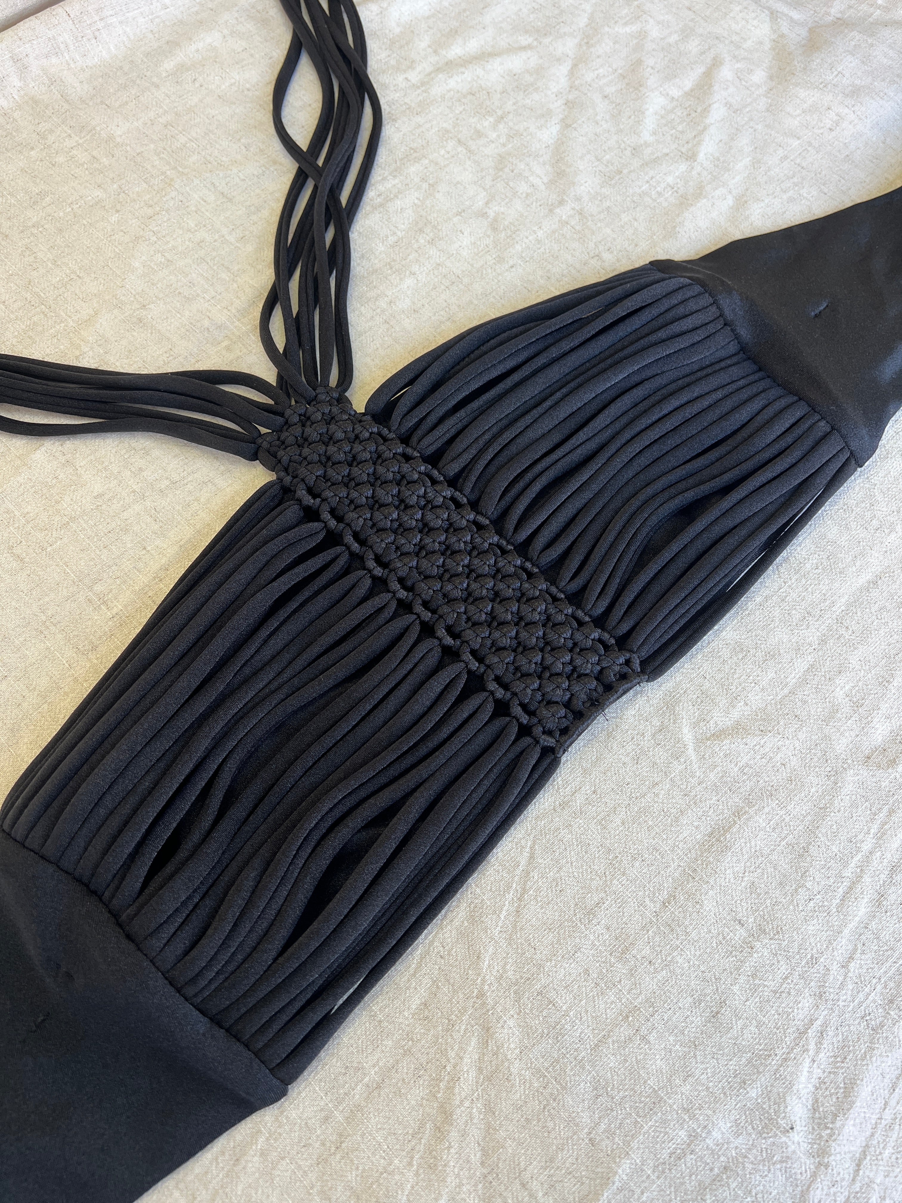 Top macramê preto