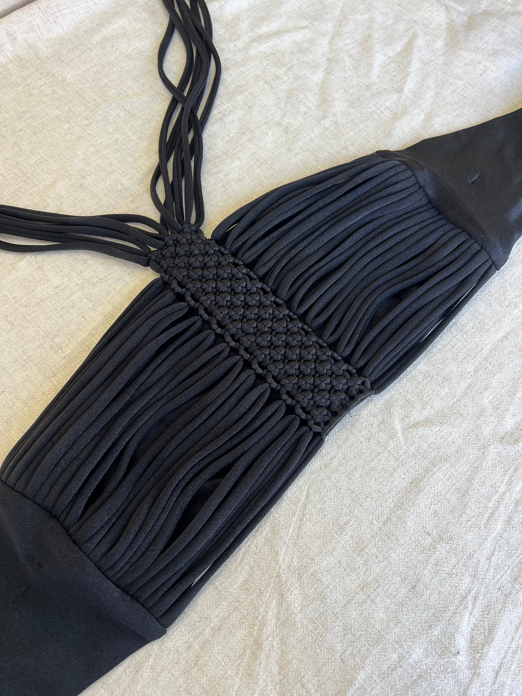 Top macramê preto